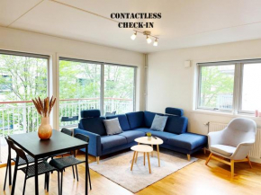 City center 2 bedroom flat w/ balcony & free parking